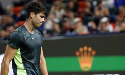 Carlos Alcaraz se lamenta en su partido ante Dimitrov. (Foto: Cordon Press)