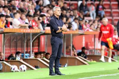 Fran Escribá, durante el Sporting - Real Zaragoza (Foto: LaLiga).