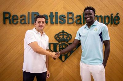 Miguel Calzado posa junto a Nobel Mendy (Foto: RBB)