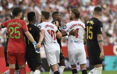 Antonio Rudiger y Sergio Ramos tienn sus más y sus menos en el Sevilla-Real Madrid. (Foto: Kiko Hu