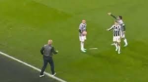 Un aficionado del Sheffield invade el campo para recriminar una acción a Garnacho: estaba fingiend
