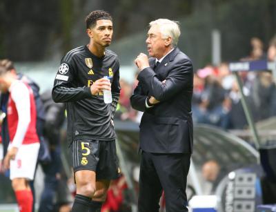 Ancelotti charla con Bellingham durante el Braga-Real Madrid (Foto: Cordon Press).