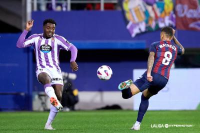 Enzo Boyomo, ante Matheus en el Eibar - Valladolid (Foto: LALIGA).