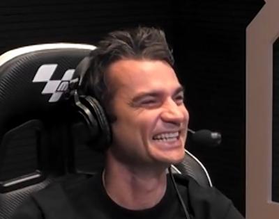 Dani Pedrosa, durante la retransmisión de DAZN (Foto: redes sociales).