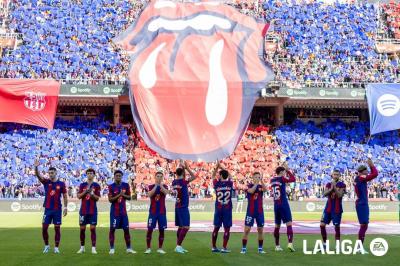 El once del Barça en el Clásico, con tifo de los Rolling (Foto: LaLiga).