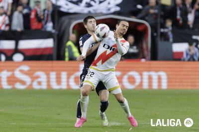 Igor Zubeldia presiona a RDT en el Rayo Vallecano - Real Sociedad (Foto: LALIGA).