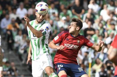 Germán Pezzella despeja una pelota  (Foto: Kiko Hurtado).