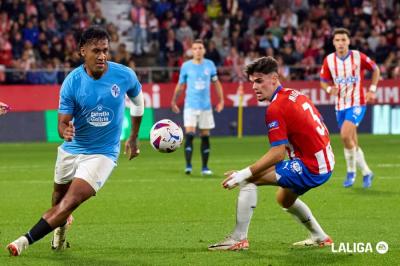 Renato Tapia ante Miguel Gutiérrez (Foto: LaLiga).
