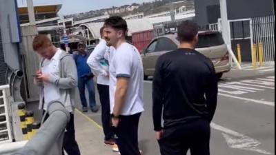 Jugadores de la selección argentina de balonmano esperan al autobús (Foto: G5 Noticias)
