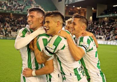 Kuki Zalazar, en medio de la imagen, celebra una victoria con el Córdoba en el Arcángel. (Foto: CFC)