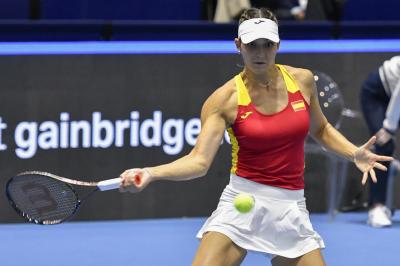 Rebeka Masarova devuelve al pelota en un partido de la Billie Jeans Cup (FOTO: EFE).