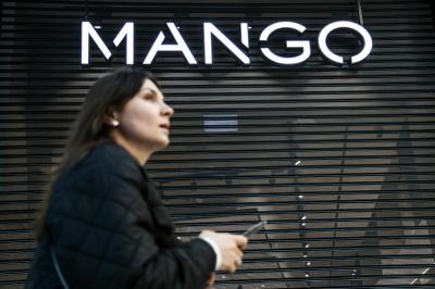 Una mujer pasando por una tienda de Mango (Foto: Cordon Press).