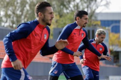 Koke, Hermoso y Griezmann, en una sesión del Atlético (Foto: ATM).