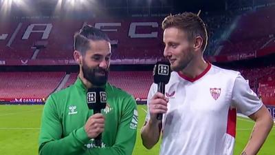 Isco charla con Rakitic tras el derbi. (DAZN)