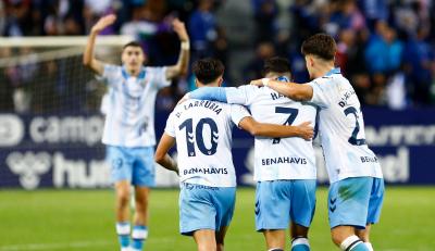 Larrubia y Dani Lorenzo abrazan a Haitam en su gol ante el Córdoba. (MCF)