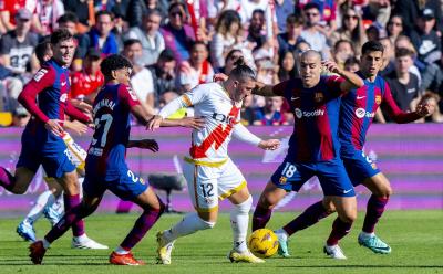 Oriol Romeu, ante Pacha Espino en el Rayo-Barcelona. (Foto: Cordon Press).