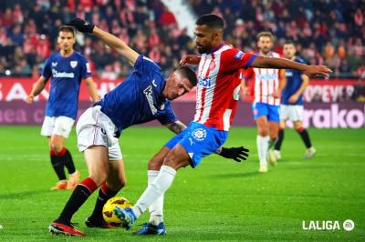 Oihan Sancet pelea ante el Girona en Montilivi (Foto: LALIGA).