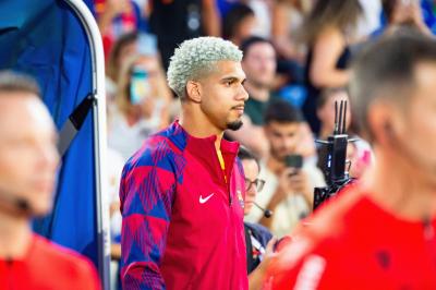 Araujo renovó con el Barça en 2022 y tiene una cláusula de rescisión de 1000 millones de euros.