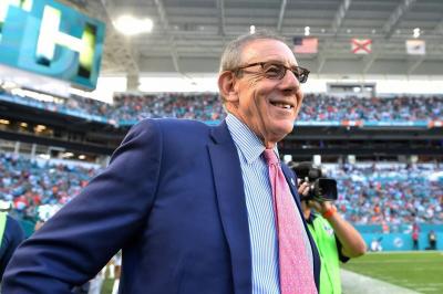 Stephen Ross, en un partido de los Dolphins.