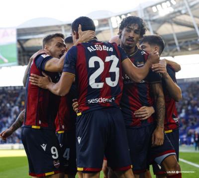 Los jugadores del Levante celebran el gol de Algobia ante el Huesca en el Ciutat. (Foto: LALIGA)