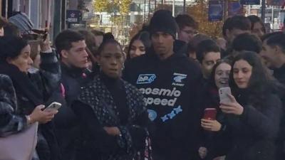 Bellingham sorprende a la gente de Madrid paseando con su madre por Gran Vía: la gente no lo podí