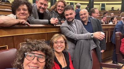 Los diputados de ERC, celebrando la aprobación. (Ig: @bassamontse)