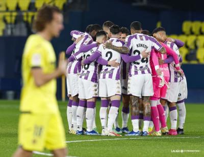 Piña del Pucela ante el Villarreal B.