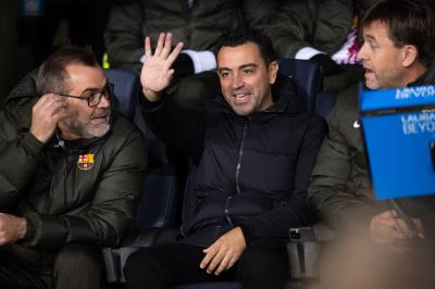 Xavi Hernández, en el banquillo durante el Barcelona-Almería (FOTO: Cordón Press).