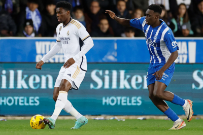 Tchouameni y Samu Omorodion pelean un balón en el Alavés-Real Madrid (Foto: RM).