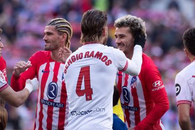 Sergio Ramos saluda a Antoine Griezmann en el Atlético de Madrid-Sevilla (Foto: Cordon Press).