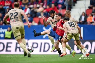 Chimy Ávila durante el pasado Osasuna-Almería. (Foto: LALIGA).