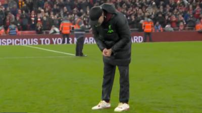 Jürgen Klopp buscando su alianza en Anfield. (Fuente: @MenInBlazers)