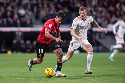 Kroos y Antonio Sánchez, en una jugada del Real Madrid-Mallorca (FOTO: Cordón Press).