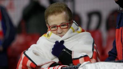 Aficionada con una manta para soportar las bajas temperaturas durante un partido. (Cordon Press)