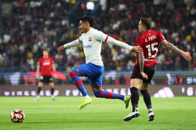 Raphinha se marcha de Rubén Peña en el Osasuna-Barcelona (Foto: RFEF).