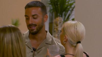 Borja y Gabriela hablan durante una fiesta en Villa Playa ('La Isla de las Tentaciones')