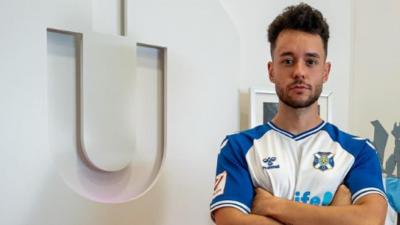 The Grefg posa con la camiseta del Tenerife (@thegrefg)