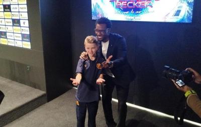 Sheraldo Becker hace el Spiderman en su presentación (Foto: Giovanni Batista).