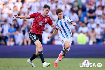 Jörgen Strand-Larsen pugna con Aihen Muñoz en el Real Sociedad - Celta (Foto: LALIGA).