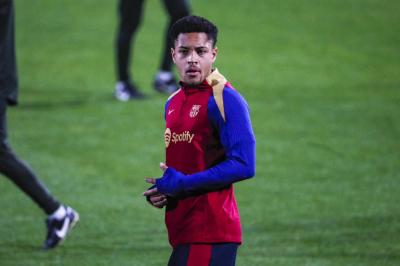 Vitor Roque, en un calentamiento del Barcelona (Foto: EFE).