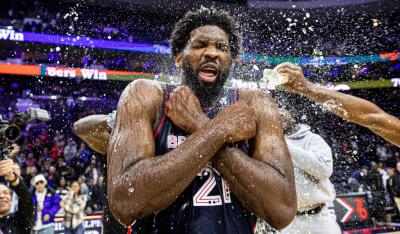 Joel Embiid hace historia en la NBA tras anotar 70 puntos frente a los Spurs (Fuente: Cordon Press)