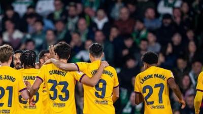 Los jugadores del Barça, ante la afición del Real Betis. (@paucubarsi)