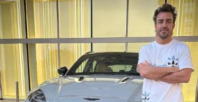 Fernando Alonso presume de su nuevo vehículo (Foto: @fernandoalo_oficial).