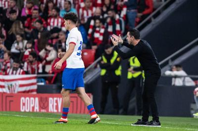 Xavi Hernández, junto a Héctor Fort en el Athletic-Barcelona (Foto: Cordon Press).