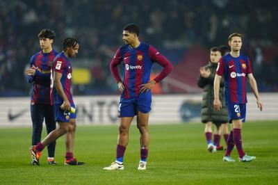 Koundé, Araujo y De Jong, cabizbajos en el Barcelona-Villarreal (FOTO: EFE).