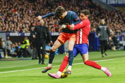 Giménez, en una jugada del Atlético-Valencia (FOTO: EFE).