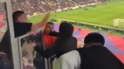 La pelea entre aficionados del FC Barcelona y Villarreal. (Fuente: @UltrasAccountOF)