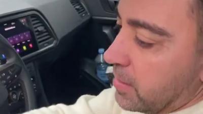 La emotiva conversación de Xavi con un aficionado que le pide que se quede: "No sabes lo que tiemb