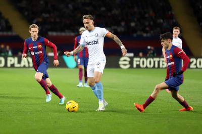 Aleix García conduce el balón junto a Pedri y Frenkie de Jong (Foto: Cordon Press).