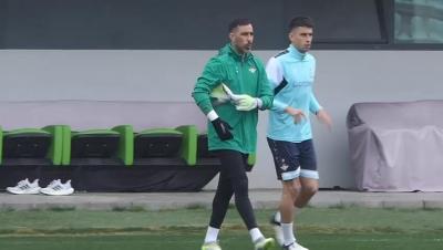 Claudio Bravo, junto a Marc Roca en el entrenamiento.